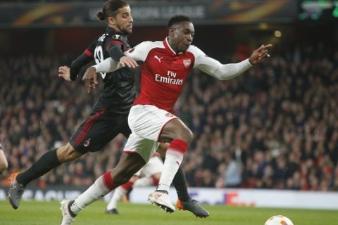Arsenal's Danny Welbeck, right, challenges for the ball with AC Milan's Ricardo Rodriguez during the Europa League round of 16 second leg soccer match between Arsenal and AC Milan at the Emirates stadium in London, Thursday, March, 15, 2018. (AP Photo/Alastair Grant)
