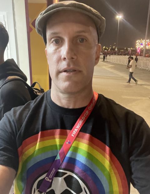 Μουντιάλ 2022, σοκ στο Κατάρ: Κατέρρευσε και πέθανε ο δημοσιογράφος Γκραντ Γουόλ, είχε φορέσει rainbow shirt για τον γκέι αδελφό του