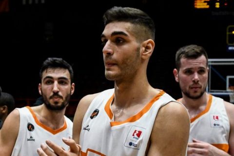 Ο Μαντζούκας με τη φανέλα του Προμηθέα μετά από αγώνα για τη Basket League 2019/20