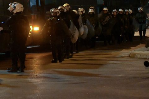 Ανακοίνωση ΕΛ. ΑΣ. για τα επεισόδια: "Χούλιγκαν κινήθηκαν κατά αστυνομικών, ενώ  πραγματοποίησαν ευθεία βολή ναυτικών φωτοβολίδων"