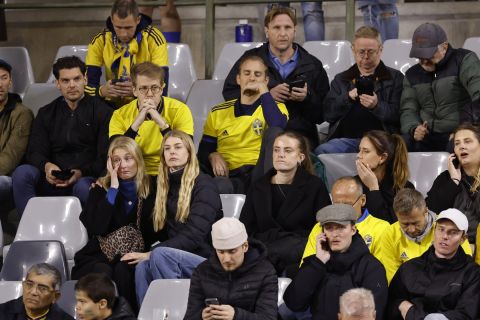 Σουηδοί φίλαθλοι περιμένουν στο γήπεδο μετά την τρομοκρατική επίθεση στις Βρυξέλλες