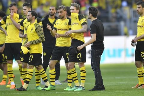 Dortmund's players stand on the pitch disappointed after losing the German Bundesliga soccer match between Borussia Dortmund and FSV Mainz in Dortmund, Germany, Saturday, May 5, 2018. (AP Photo/Martin Meissner)