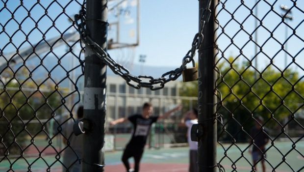 Λουκέτο σε ανοιχτό γήπεδο μπάσκετ της Αθήνας