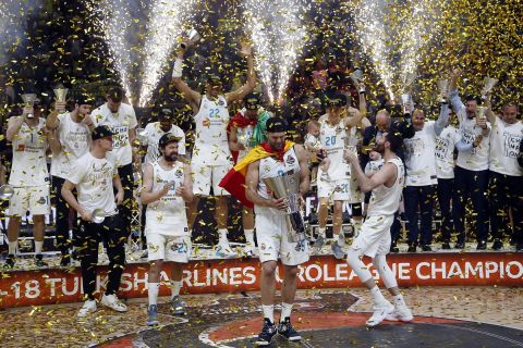 Ο Φελίπε Ρέγες σηκώνει το τρόπαιο της EuroLeague το 2018