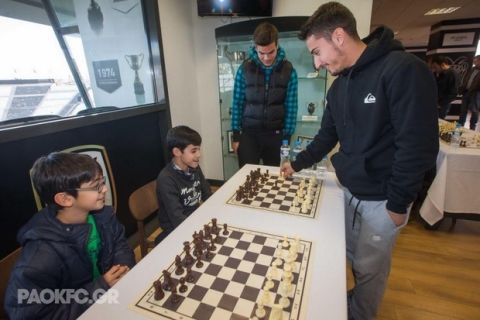 Κοροβέσης, Χαρίσης έπαιξαν σκάκι