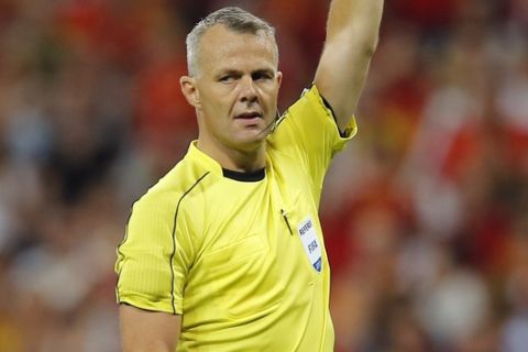 Referee Bjorn Kuipers gestures during the World Cup Group G qualifying soccer match between Spain and Italy at the Santiago Bernabeu Stadium in Madrid, Saturday Sept. 2, 2017. (AP Photo/Paul White)
