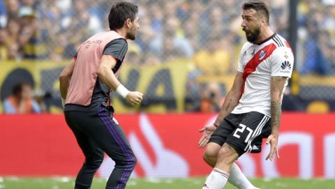Lucas Pratto of Argentina's River Plate, right, celebrates with a teammate scoring his team's equalizer against Argentina's Boca Juniors, during the first leg soccer match of the Copa Libertadores final in Buenos Aires, Argentina, Sunday, Nov. 11, 2018. (AP Photo/Gustavo Garello)
