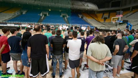 Οπαδοί Παναθηναϊκού σε παίκτες: "Πάρτε το πρωτάθλημα για τον Παύλο Γιαννακόπουλο"
