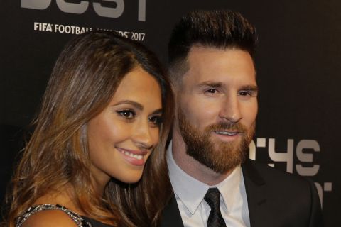 O Λιονέλ Μέσι μαζί με την γυναίκα του Αντονέλα στα βραβεία "The Best FIFA 2017 Awards" στο Λονδίνο. 