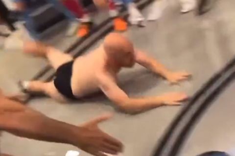 Ο βοηθός του Γκουαρδίολα έκανε ημίγυμνος "βουτιά" στο πάτωμα μετά την κατάκτηση του πρωταθλήματος