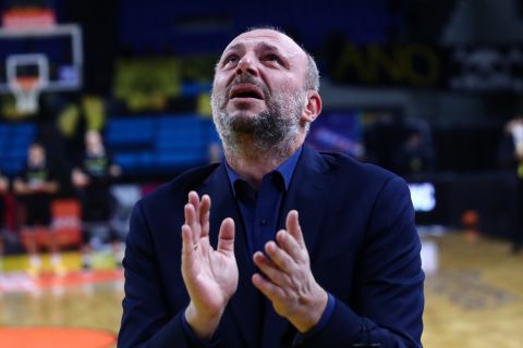 Ο Team Manager της ΑΕΚ, Νίκος Κότσιαρης ξέσπασε σε λυγμούς βλέποντας την φανέλα του Στέβαν Γέλοβατς