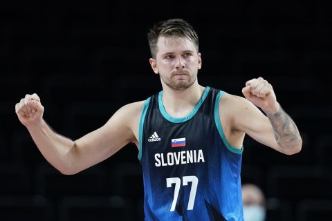 Ο Λούκα Ντόντσιτς πανηγυρίζει νίκη της Σλοβενίας στους Ολυμπιακούς Αγώνες του Τόκιο