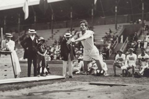 Sverige, Stockholm, Stadion, 1912, Herrfriidrott, OS
C Tsiclitiras i langdhopp utan anlopp., C Tsiclitiras

Fotograf: Th Modin, Stockholm