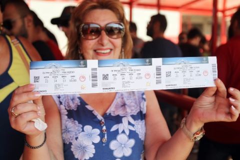 Χαμόγελα και selfies με τα εισιτήρια του Ολυμπιακός-Ριέκα στα χέρια