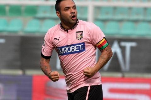 Fabrizio Miccoli of Palermo jubilates after scored a goal against Chievo during their serie A match at Renzo Barbera stadium, in Palermo, 30 September 2012.   ANSA / CORRADO LANNINO