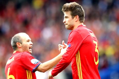 Spain's Gerard Pique, right, celebrates with  Andres Iniesta after scoring the opening goal during the Euro 2016 Group D soccer match between Spain and the Czech Republic at the Stadium municipal in Toulouse, France, Monday, June 13, 2016. (AP Photo/Petr David Josek)