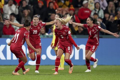 Οι παίκτριες της Εθνικής Δανίας πανηγυρίζουν τη νίκη επί της Κίνας στην πρεμιέρα του Παγκοσμίου Κυπέλλου