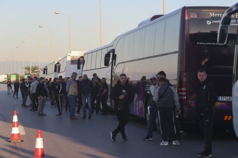 Οι οπαδοί του ΠΑΟΚ αναχωρούν από τα Μάλγαρα για την Αθήνα λίγες ώρες πριν τον τελικό Κυπέλλου με τον Παναθηναϊκό