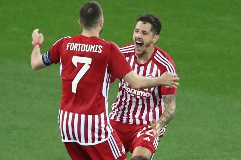 Οι Φορτούνης και Γιόβετιτς πανηγυρίζουν το γκολ του Μαυροβούνιου κόντρα στην Φενέρμπαχτσε