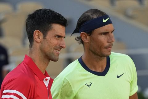 Ο Τζόκοβιτς και ο Ναδάλ ποζάρουν πριν από τον αγώνα τους στο Roland Garros