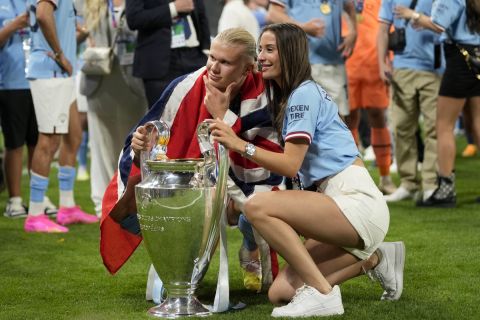 Ο Έρλινγκ Χάλαντ κατέκτησε το Champions League και το πανηγύρισε δεόντως μαζί με την κοπέλα του Ισαμπέλ.  