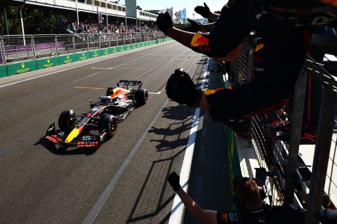 BAKU, AZERBAIJAN - JUNE 12: Race winner Max Verstappen of the Netherlands driving the (1) Oracle Red Bull Racing RB18 passes his team celebrating on the pitwall during the F1 Grand Prix of Azerbaijan at Baku City Circuit on June 12, 2022 in Baku, Azerbaijan. (Photo by Mark Thompson/Getty Images)
