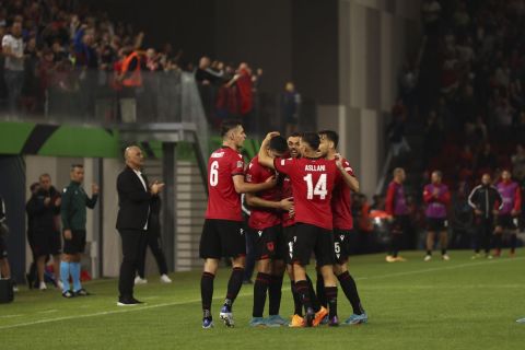 Οι ποδοσφαιριστές της εθνικής Αλβανίας, πανηγυρίζουν το γκολ που σημείωσαν κόντρα στο Ισραήλ σε αγώνα του Nations League.