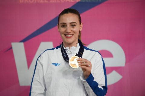 Η Άννα Κορακάκη με το χρυσό μετάλλιο στους Ευρωπαϊκούς Αγώνες