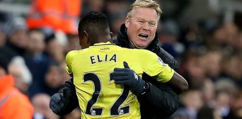 NEWCASTLE UPON TYNE, ENGLAND - JANUARY 17:  Eljero Elia of Southampton celebrates with Ronald Koeman, manager of Southampton, after scoring the opening goal during the Barclays Premier League match between Newcastle United and Southampton at St James' Park on January 17, 2015 in Newcastle upon Tyne, England.  (Photo by Jan Kruger/Getty Images)