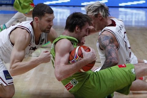 Latvia's Janis Streilnieks, left, and Janis Timma challenges Slovenia's Zoran Dragic for the ball during the EuroBasket European Basketball Championships match, round of sixteen, between Latvia and Slovenia, on Saturday, Sept. 12, 2015 in Lille, northern France. (AP Photo/Michel Spingler)