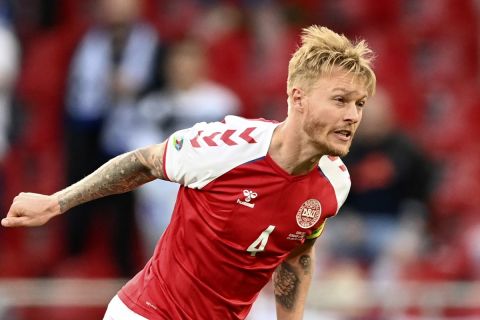 Ο Σιμόν Κιάερ παίρνει την κεφαλιά στην αναμέτρηση της Δανίας με τη Φινλανδία για το Euro 2020.