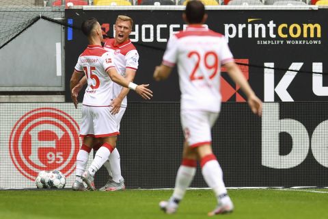Οι παίκτες της Φορτούνα Ντίσελντορφ πανηγυρίζουν γκολ στην Bundesliga