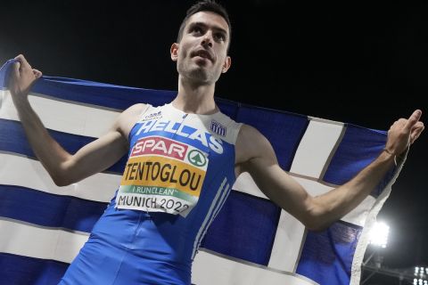 Ο Μίλτος Τεντόγλου αγκαλιά με την ελληνική σημαία μετά τη νίκη του στο Ευρωπαϊκό Πρωτάθλημα