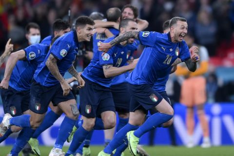 Οι παίκτες της Ιταλίας σπεύδουν να πανηγυρίσουν το εύστοχο πέναλτι του Ζορζίνιο στη ρωσική ρουλέτα κόντρα στην Ισπανία που έστειλε την σκουάντρα ατζούρα στον τελικό του Euro 2020