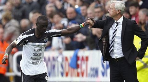 Newcastle United's Papiss Cisse (L) celebrates with team manager Alan Pardew after scoring a goal during their English Premier League soccer match against Hull City at St James' Park in Newcastle, northern England  September 20, 2014. REUTERS/Andrew Yates (BRITAIN - Tags: SPORT SOCCER) NO USE WITH UNAUTHORIZED AUDIO, VIDEO, DATA, FIXTURE LISTS, CLUB/LEAGUE LOGOS OR "LIVE" SERVICES. ONLINE IN-MATCH USE LIMITED TO 45 IMAGES, NO VIDEO EMULATION. NO USE IN BETTING, GAMES OR SINGLE CLUB/LEAGUE/PLAYER PUBLICATIONS. FOR EDITORIAL USE ONLY. NOT FOR SALE FOR MARKETING OR ADVERTISING CAMPAIGNS