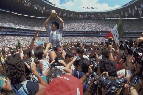Ο Μαραντόνα πανηγυρίζει την κατάκτηση του Παγκοσμίου Κυπέλλου 1986