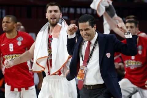 Olympiakos' coach Giannis Sfairopoulos, right, and Vangelis Mantzaris, left, react during their Final Four Euroleague semifinal basketball match against CSKA Moscow at Sinan Erdem Dome in Istanbul, Friday, May 19, 2017. Olympiakos won 82-78. (AP Photo/Lefteris Pitarakis)