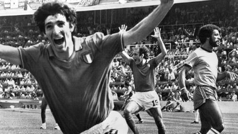 Ο Πάολο Ρόσι πανηγυρίζει το γκολ κόντρα στη Βραζιλία στο Παγκόσμιο Κύπελλο 1982