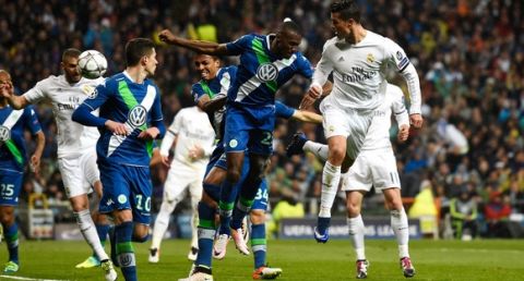 "MADRID, SPAIN - APRIL 12:  Cristiano Ronaldo of Real Madrid (R) scores their second goal during the UEFA Champions League quarter final second leg match between Real Madrid CF and VfL Wolfsburg at Estadio Santiago Bernabeu on April 12, 2016 in Madrid, Spain.  (Photo by Mike Hewitt/Getty Images)"