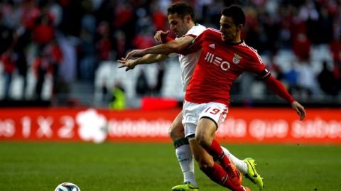 Benfica's Rodrigo, right, from Spain, fights for the ball with Maritimo's Sergio Marakis during the Portuguese league soccer match between Benfica and Maritimo at Benfica's Luz stadium in Lisbon, Sunday, Jan. 19, 2014. (AP Photo/Francisco Seco)