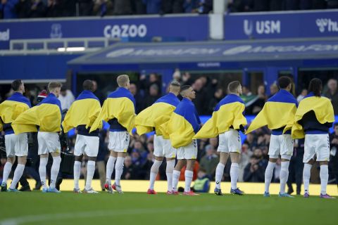 Οι παίκτες της Έβερτον με σημαίες της Ουκρανίας στην πλάτη τους πριν από την έναρξη του αγώνα πρωταθλήματος με την Μάντσεστερ Σίτι | 26 Φεβρουαρίου 2022