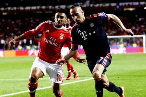 Benficas Salvio, left, and Bayern's Franck Ribery challenge for the ball during the Champions League quarterfinal second leg soccer match between SL Benfica and Bayern Munich at the Luz stadium in Lisbon Wednesday, April 13, 2016. (AP Photo/Armando Franca)