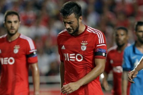 Benfica's Andreas Samaris, second left, from Greece, reacts after failing to clear the ball from a corner during a Champions League Group C soccer match between Benfica and Zenit at Benfica's Luz stadium in Lisbon, Portugal, Tuesday, Sept. 16, 2014. Zenit defeated Benfica 2-0. (AP Photo/Francisco Seco)