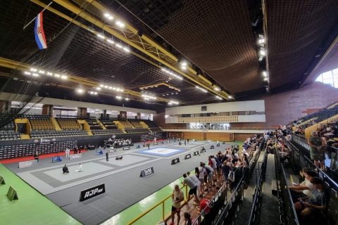 Το εσωτερικό της Arena Gripe, όπου η Γιουγκοπλάστικα έδινε τους πιο εμπορικούς ευρωπαϊκούς αγώνες της