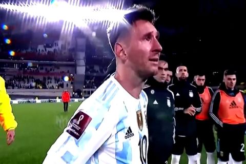 Ο Λιονέλ Μέσι δακρυσμένος μετά την απονομή του Copa America