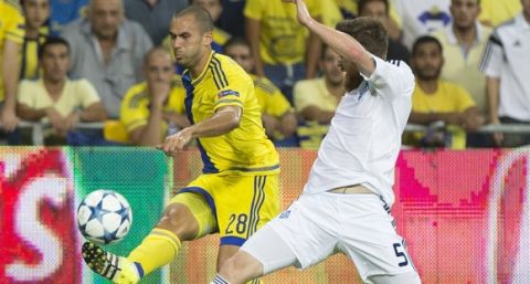 Maccabi Tel Aviv's Israeli midfielder Gil Vermouth (L) and Dynamo Kyiv's Portuguese defender Antunes (R) vie for the ball during the UEFA Champions League, group G, football match between Maccabi Tel Aviv and Dynamo Kyiv, on September 29, 2015 at the Sammy Ofer Stadium in the Israeli coastal city of Haifa. AFP PHOTO / JACK GUEZ        (Photo credit should read JACK GUEZ/AFP/Getty Images)