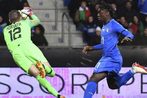 Unites States goalkeeper Ethan Horvath saves before Italy's Moise Kean, right, gets a chance to score during the international friendly soccer match between Italy and the United States at Cristal Arena in Genk, Belgium, Tuesday, Nov. 20, 2018. (AP Photo/Geert Vanden Wijngaert)