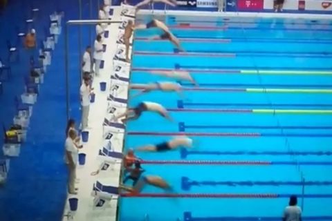 Ισπανός κολυμβητής κράτησε μόνος του ενός λεπτού σιγή!