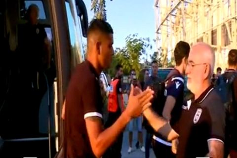 Ο Σαββίδης υποδέχθηκε με αγκαλιές και φιλιά την αποστολή του ΠΑΟΚ στην Τούμπα (VIDEO)