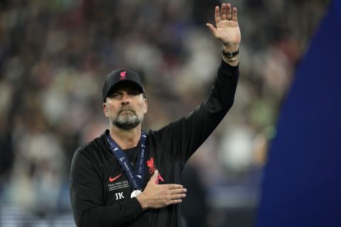 Ο Γιούργκεν Κλοπ χαιρετάει τους οπαδούς της Λίβερπουλ μετά την ήττα από την Ρεάλ στον τελικό του Champions League | 28 Μαΐου 2022